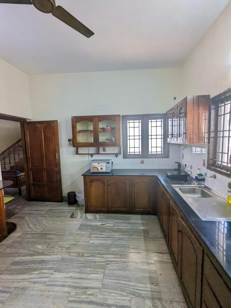 Kitchen or kitchenette, minibar, stove