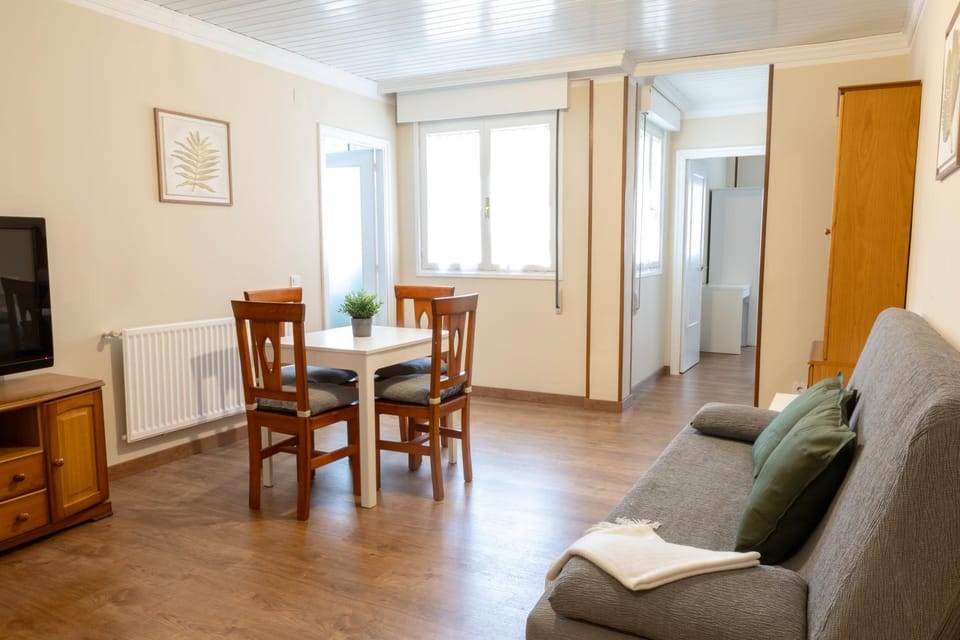 TV and multimedia, Living room, Photo of the whole room, Decorative detail, Seating area, Dining area, internet, locker