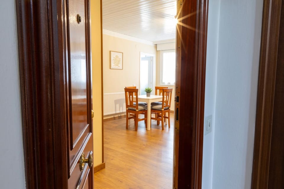 TV and multimedia, Photo of the whole room, Decorative detail, Seating area, Dining area, internet, locker