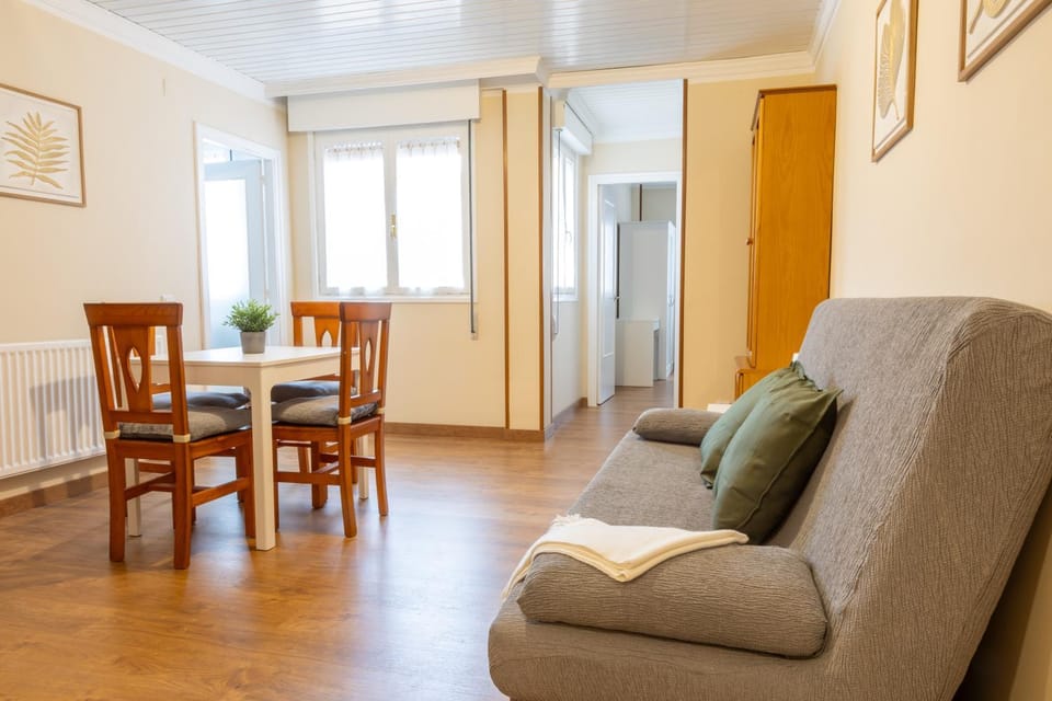 TV and multimedia, Photo of the whole room, Decorative detail, Seating area, Dining area, internet, locker