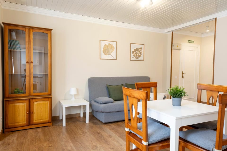 TV and multimedia, Living room, Photo of the whole room, Decorative detail, Seating area, Dining area, internet, locker