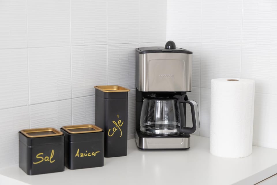 Kitchen or kitchenette, Photo of the whole room, Decorative detail, internet, locker, stove, kitchen