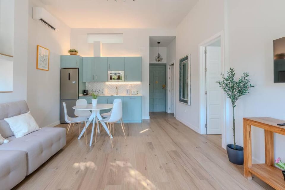 Kitchen or kitchenette, Living room, Dining area, minibar, air conditioner