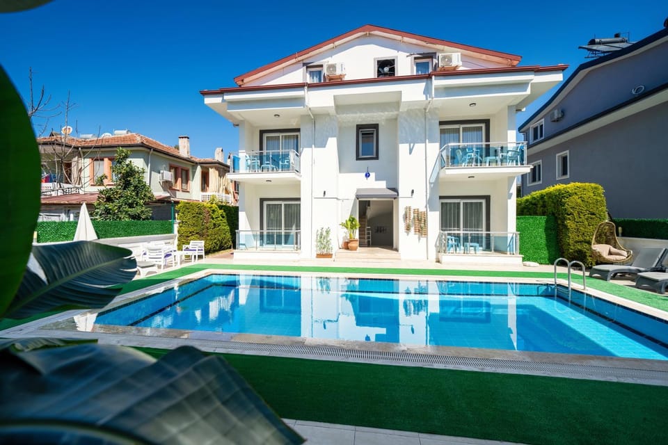 Property building, Day, Pool view, Swimming pool