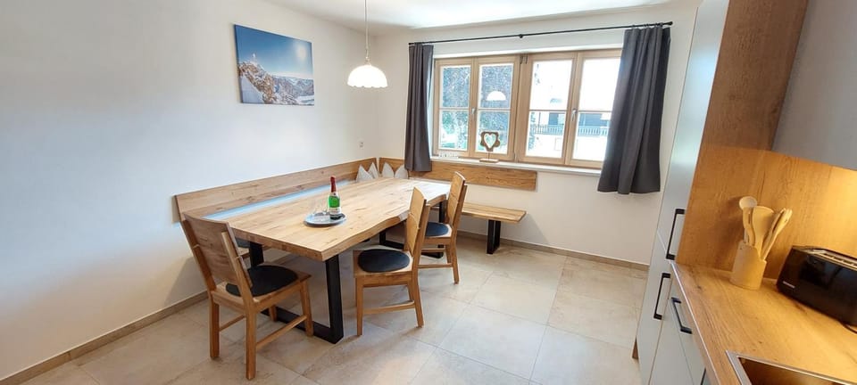 Kitchen or kitchenette, Seating area, Dining area, oven