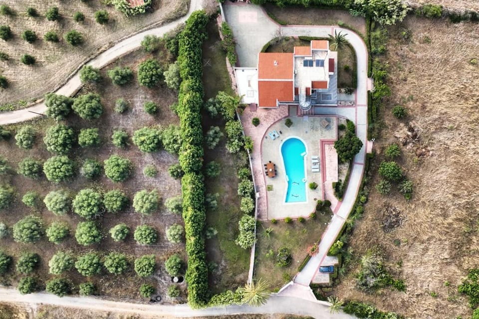 Property building, Day, Natural landscape, Bird's eye view, Garden, Garden view, Pool view, Swimming pool, sunbed