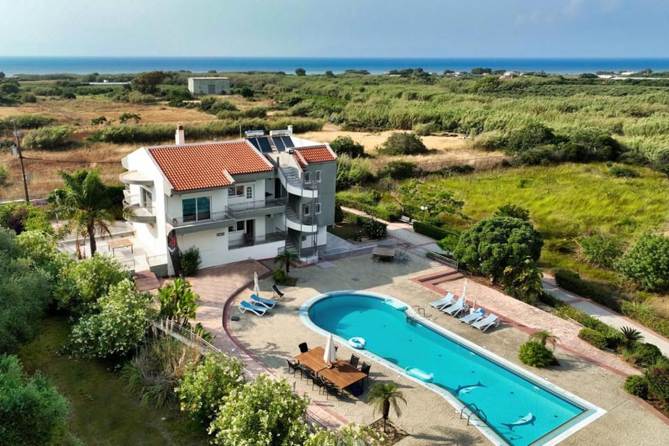 Property building, Patio, Day, Natural landscape, Bird's eye view, Garden, Garden view, Pool view, Sea view, Swimming pool, sunbed