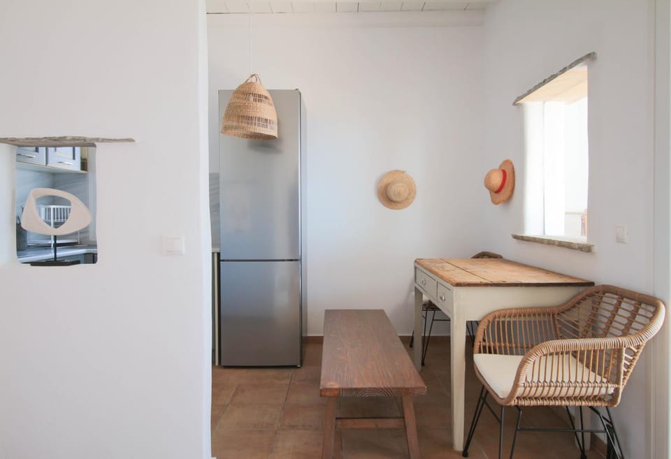 Kitchen or kitchenette, Seating area, Dining area