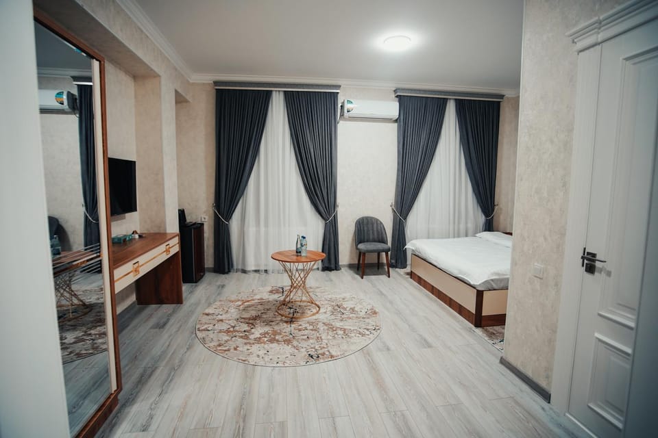 Property building, Restaurant/places to eat, Bed, TV and multimedia, Photo of the whole room, Breakfast, wardrobe, air conditioner