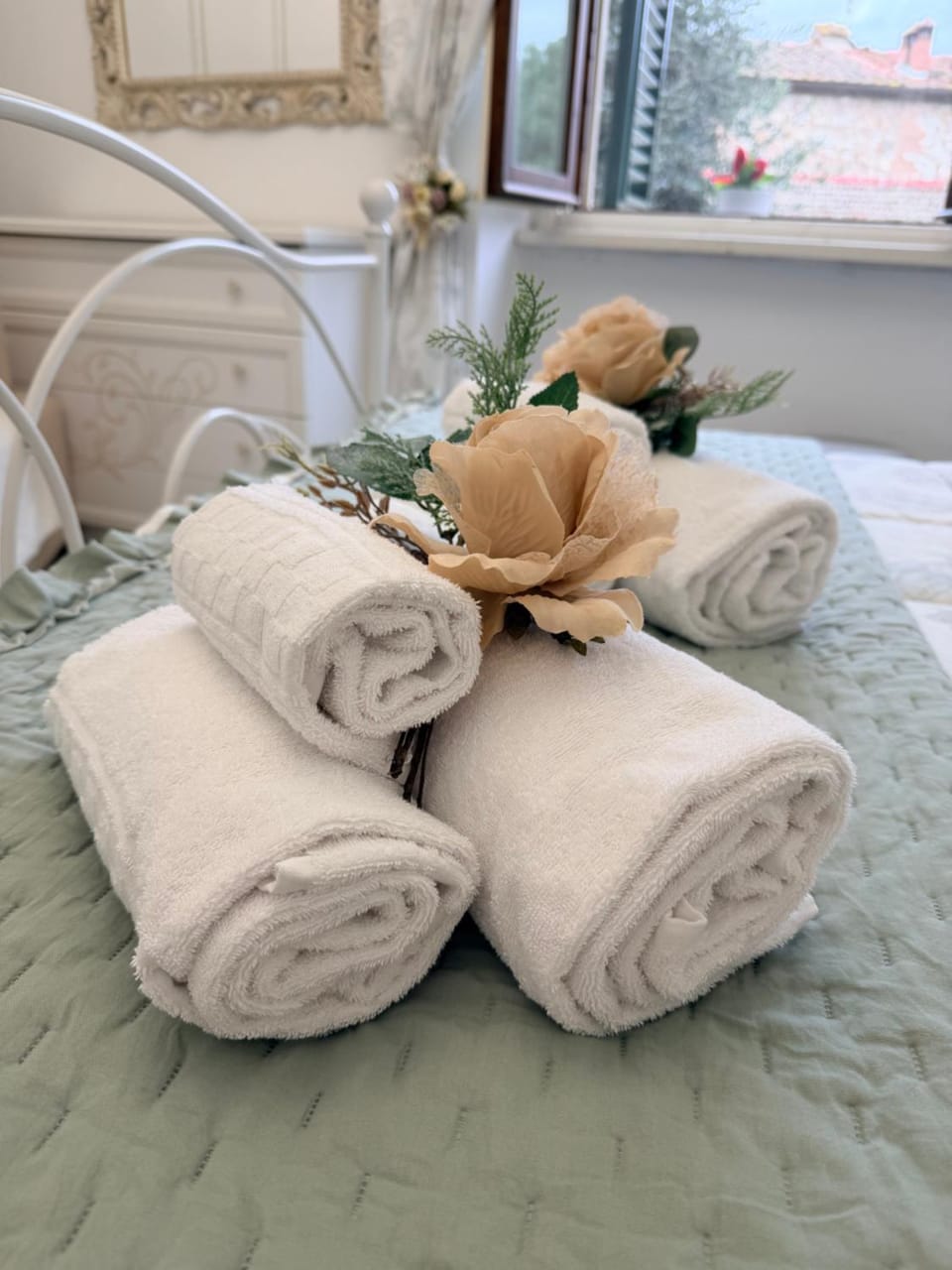 Photo of the whole room, towels