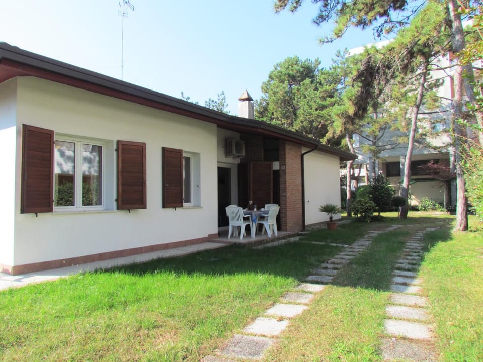 Property building, Facade/entrance, Garden, Garden view, Parking