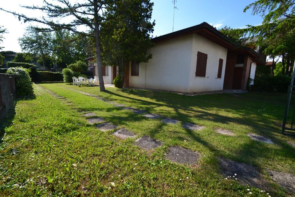 Property building, Facade/entrance, Garden view, Parking