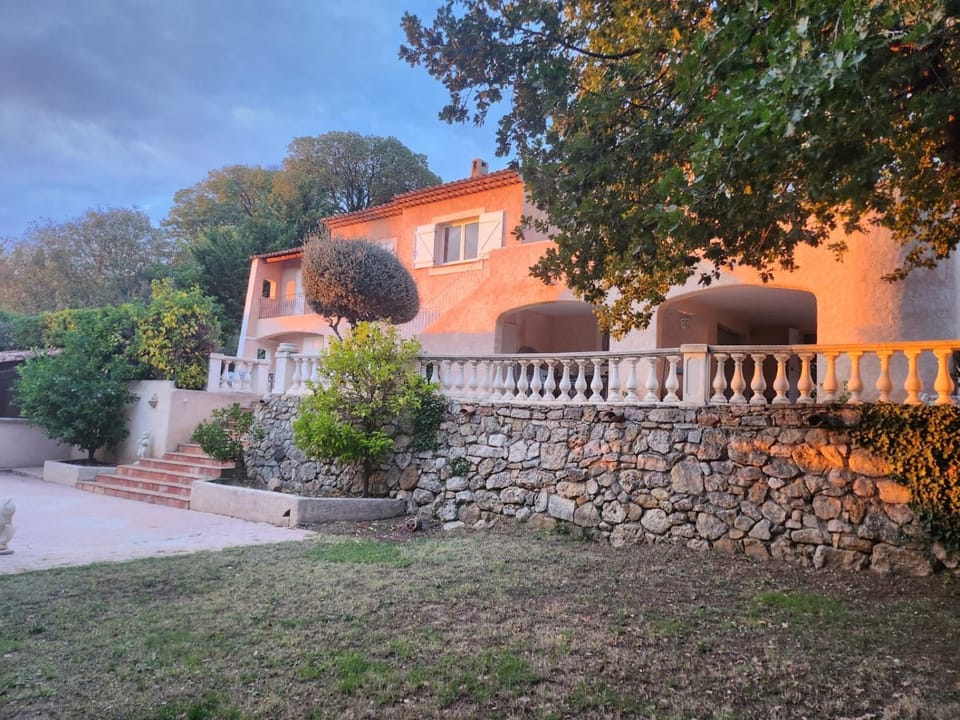 Rez de villa , beau jardin avec piscine House in French Riviera