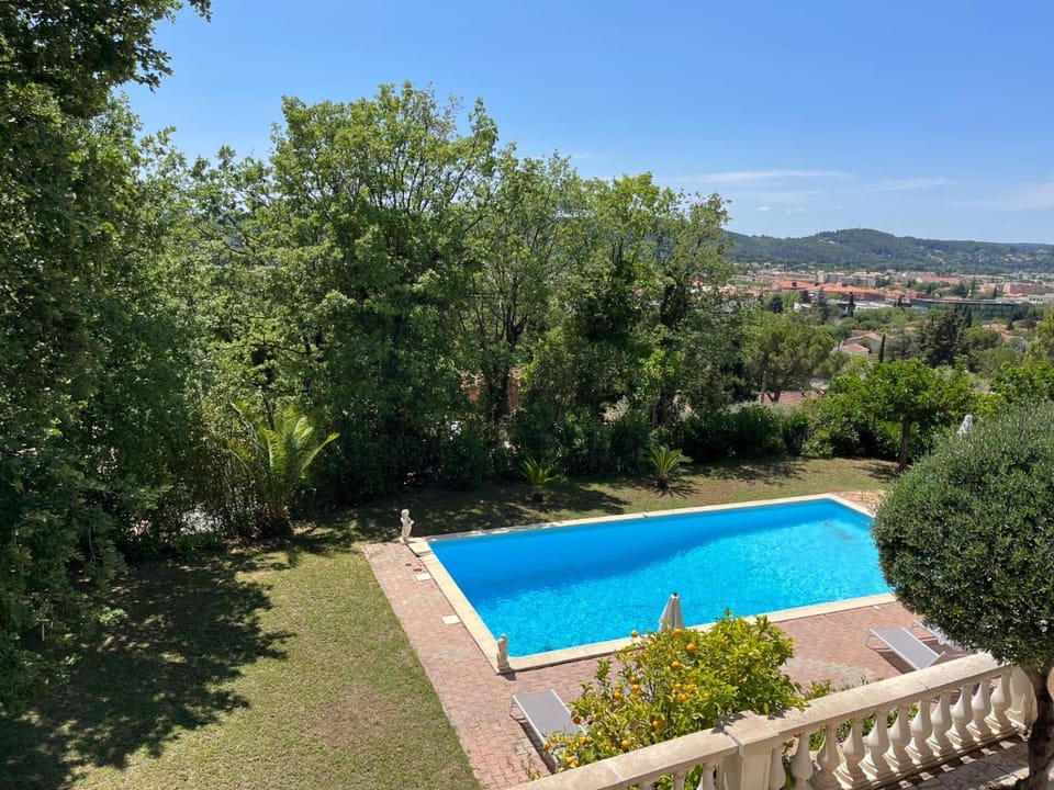 Rez de villa , beau jardin avec piscine House in French Riviera