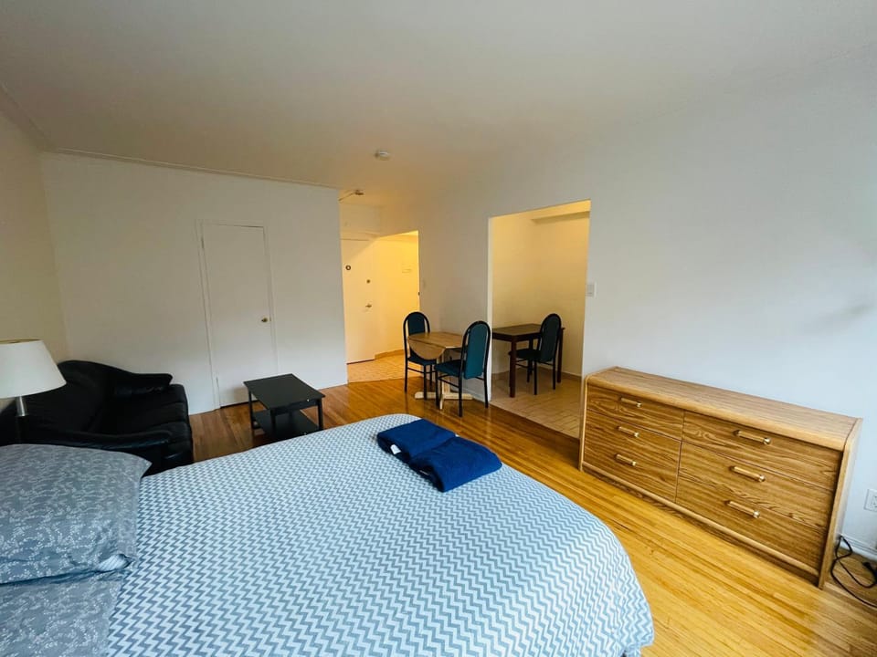 Bed, Seating area, Bedroom