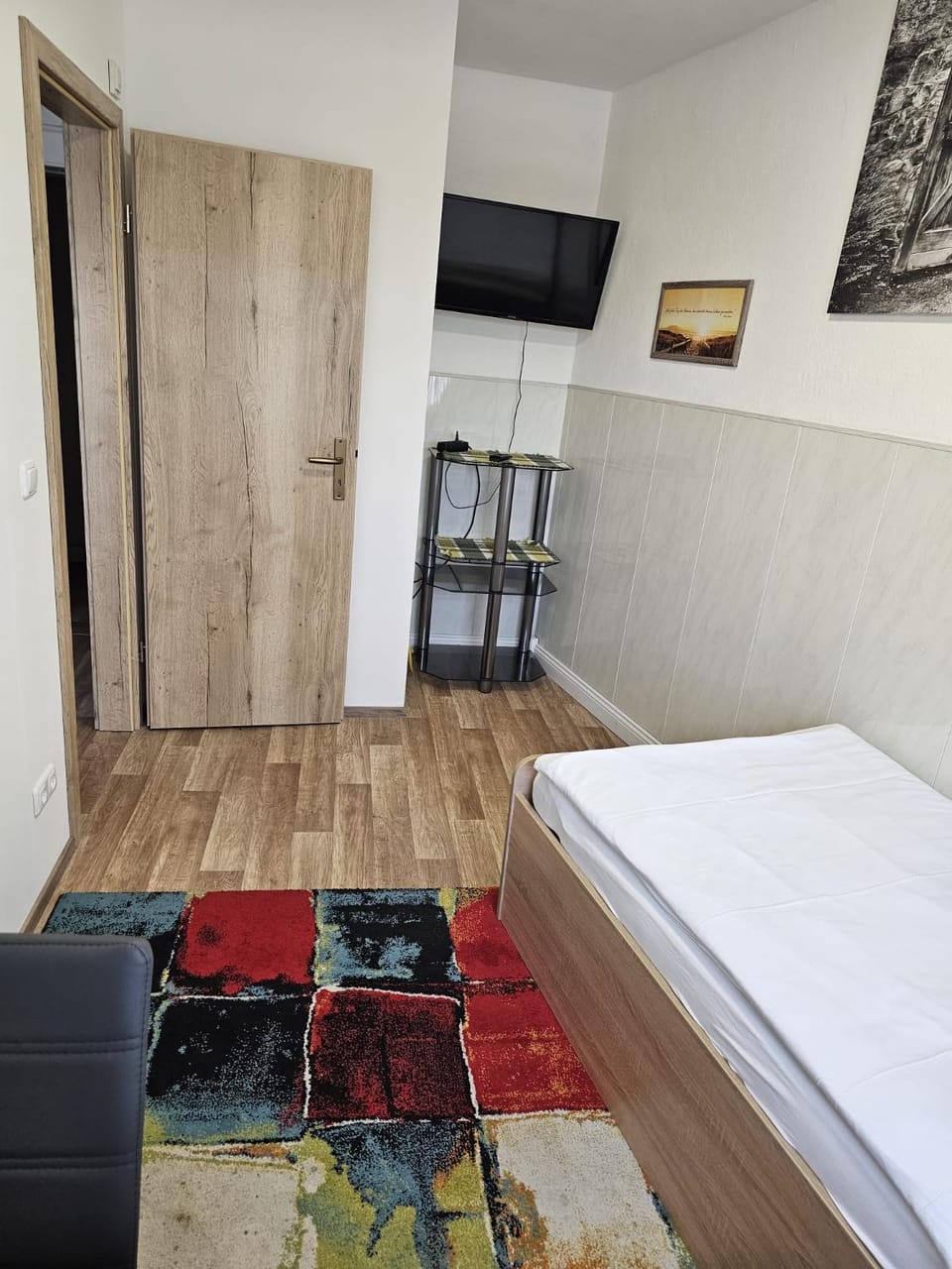 Bed, TV and multimedia, Photo of the whole room
