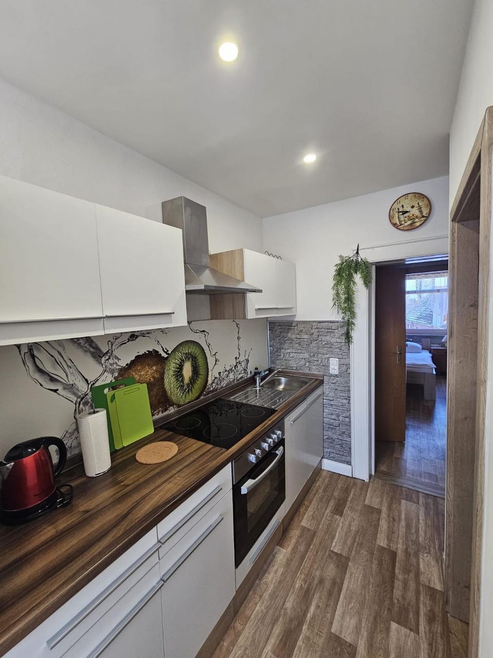 Coffee/tea facilities, Kitchen or kitchenette, oven, stove, toaster