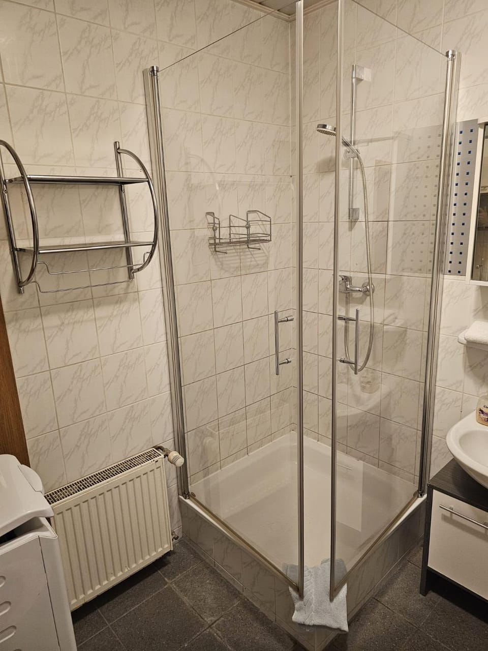 Shower, Toilet, Bathroom, towels