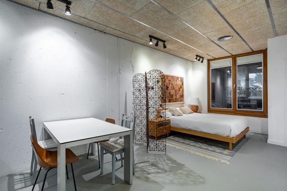 Bed, Dining area, Bedroom