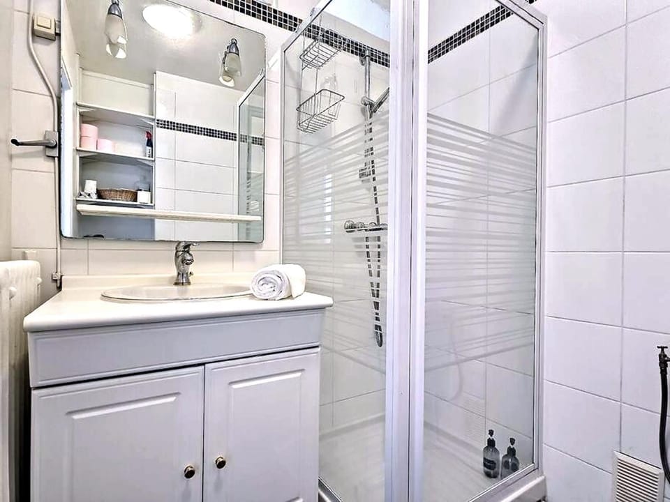 Shower, Bathroom, towels