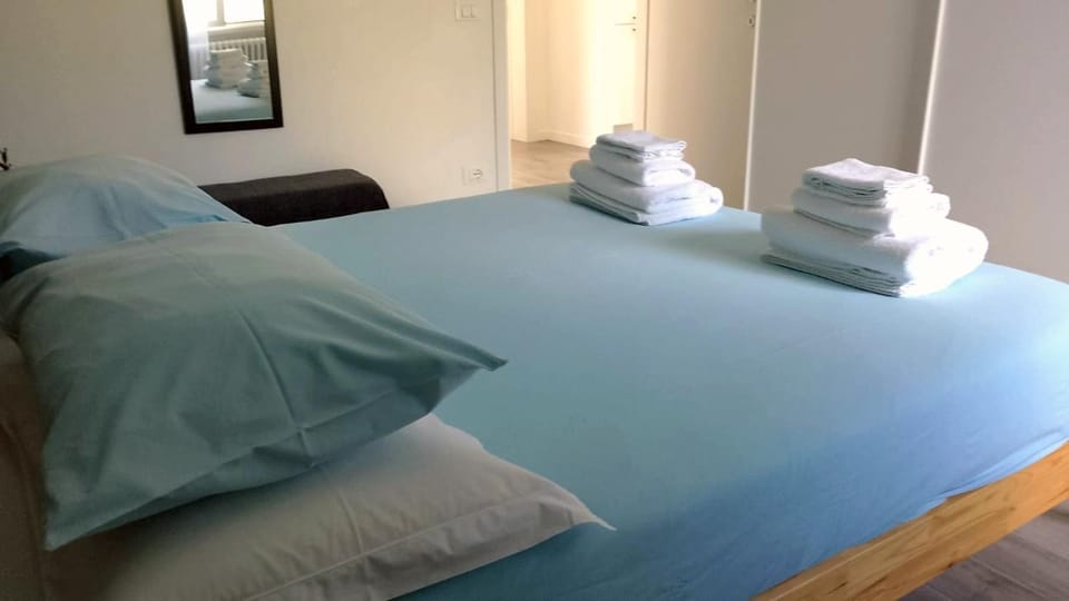 Bed, Bedroom, towels