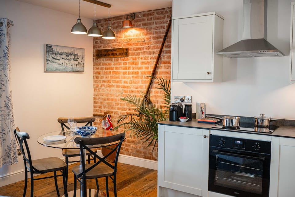 Coffee/tea facilities, Kitchen or kitchenette, Dining area, oven, stove