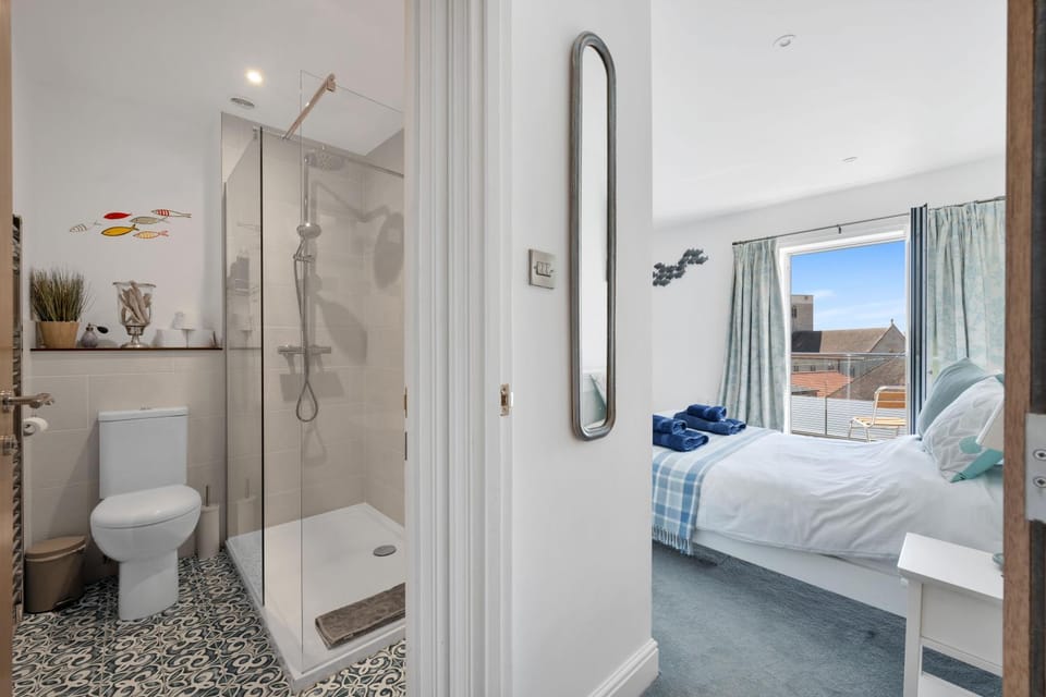 Shower, Toilet, Bed, Bathroom, Bedroom