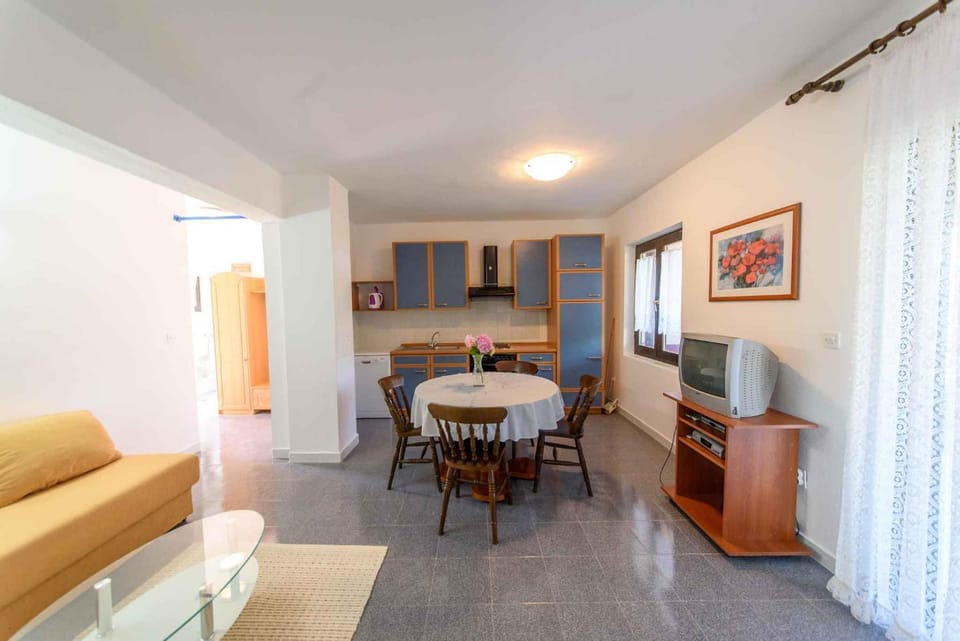 TV and multimedia, Seating area, Dining area