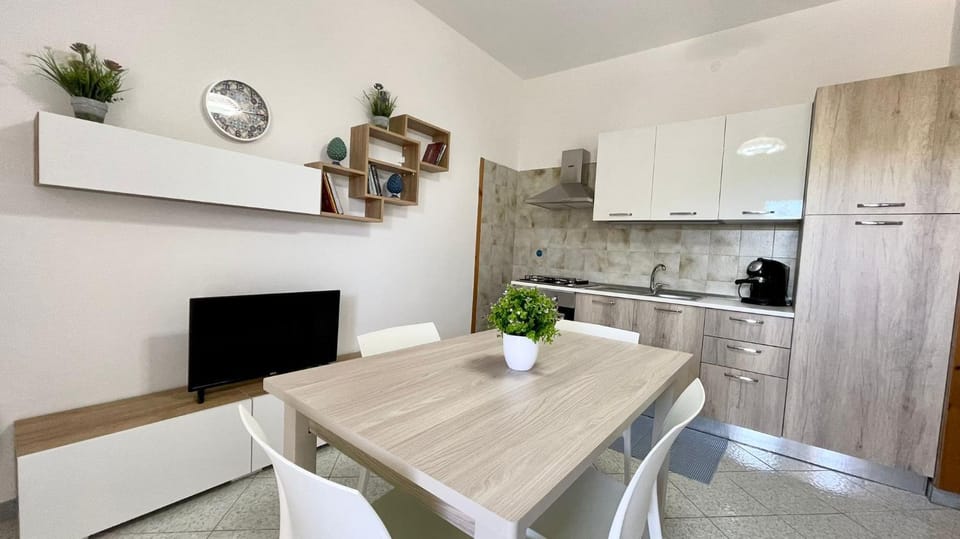 Kitchen or kitchenette, Dining area, minibar, stove