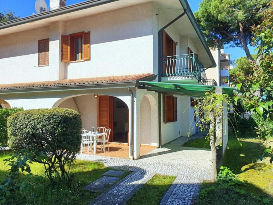 Facade/entrance, Garden