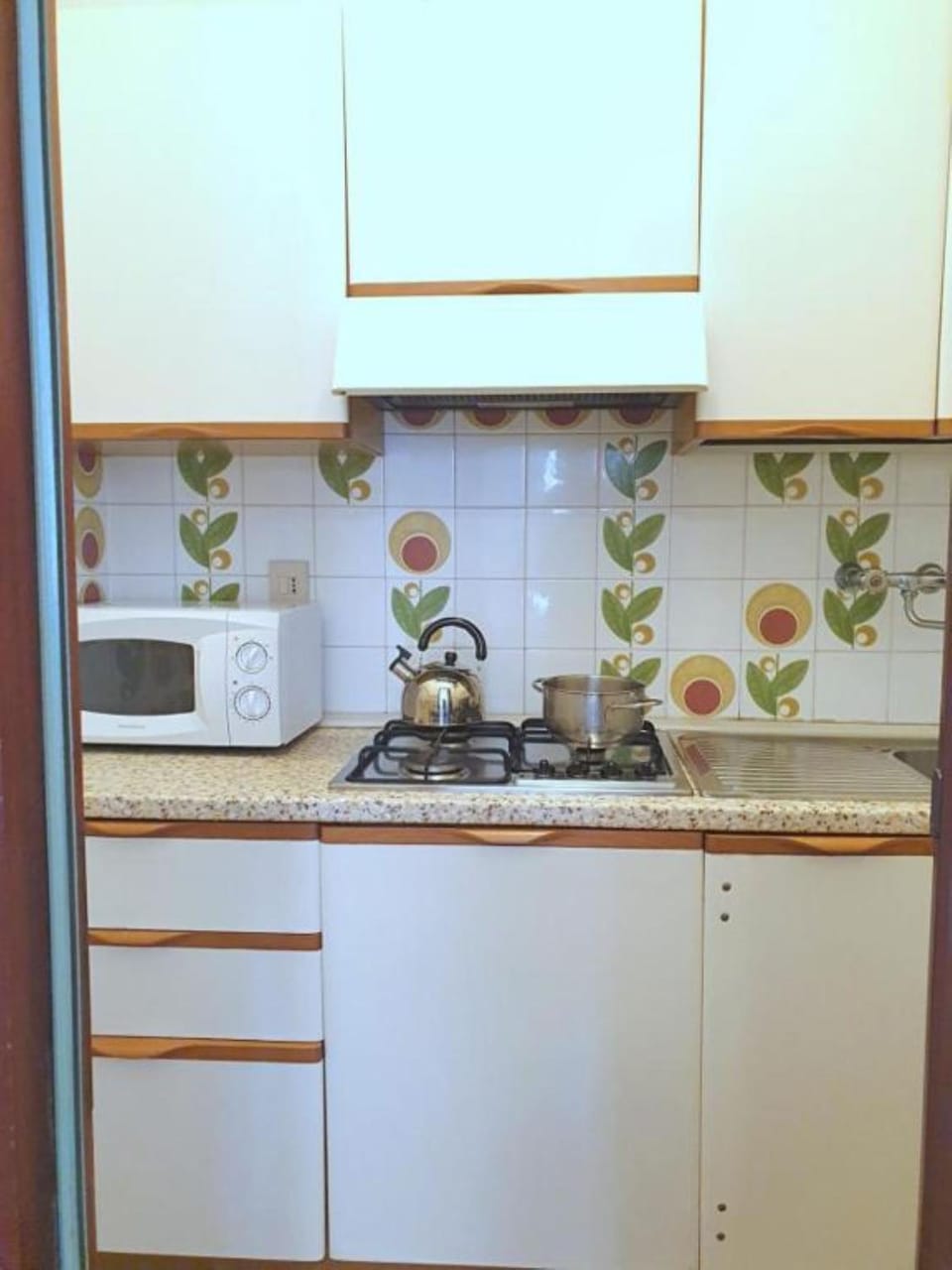 Kitchen or kitchenette, microwave, kitchen