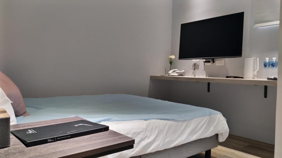 Bed, TV and multimedia, Photo of the whole room, Bedroom