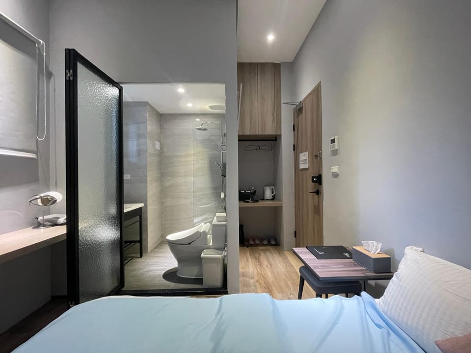 Shower, Toilet, Bed, Bathroom, Photo of the whole room, Bedroom