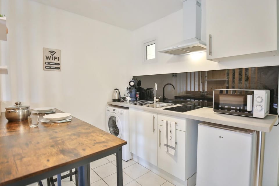 Coffee/tea facilities, Dining area, microwave, stove, washing machine, kitchen