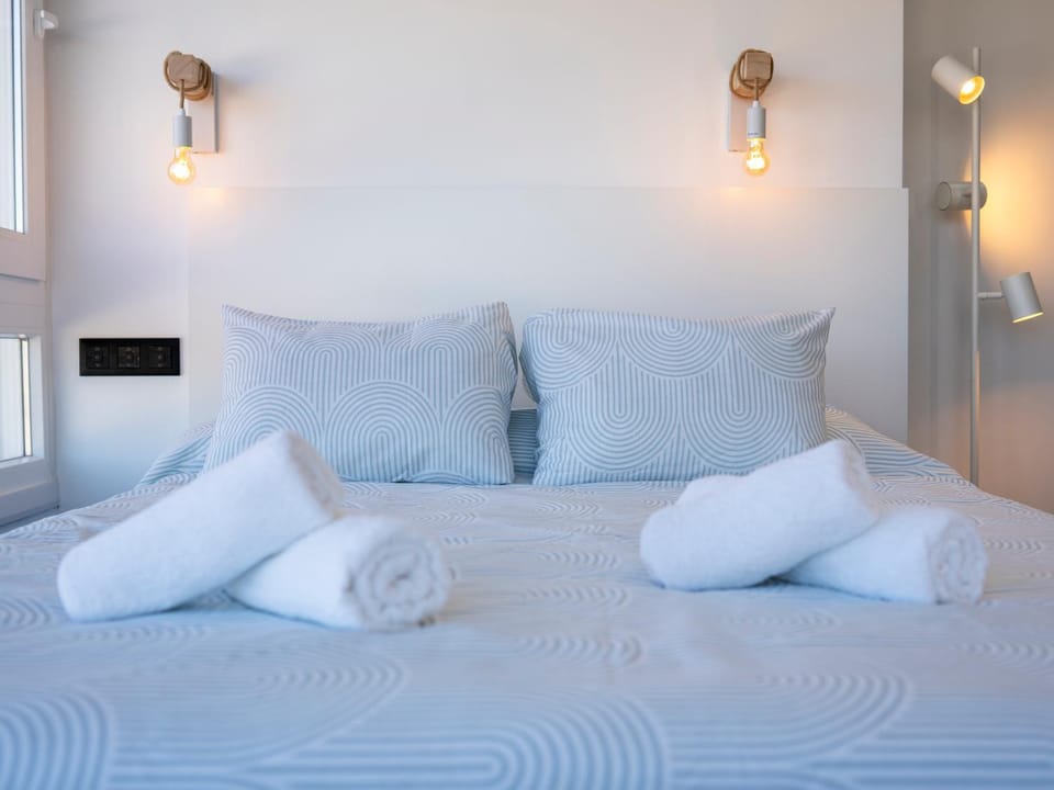 Bed, Bedroom, towels