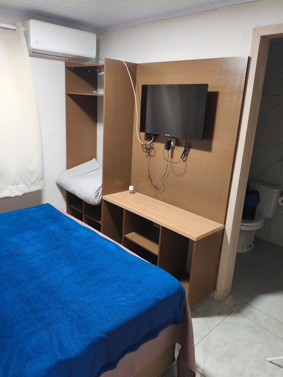 Bed, Bedroom, hair dresser, air conditioner