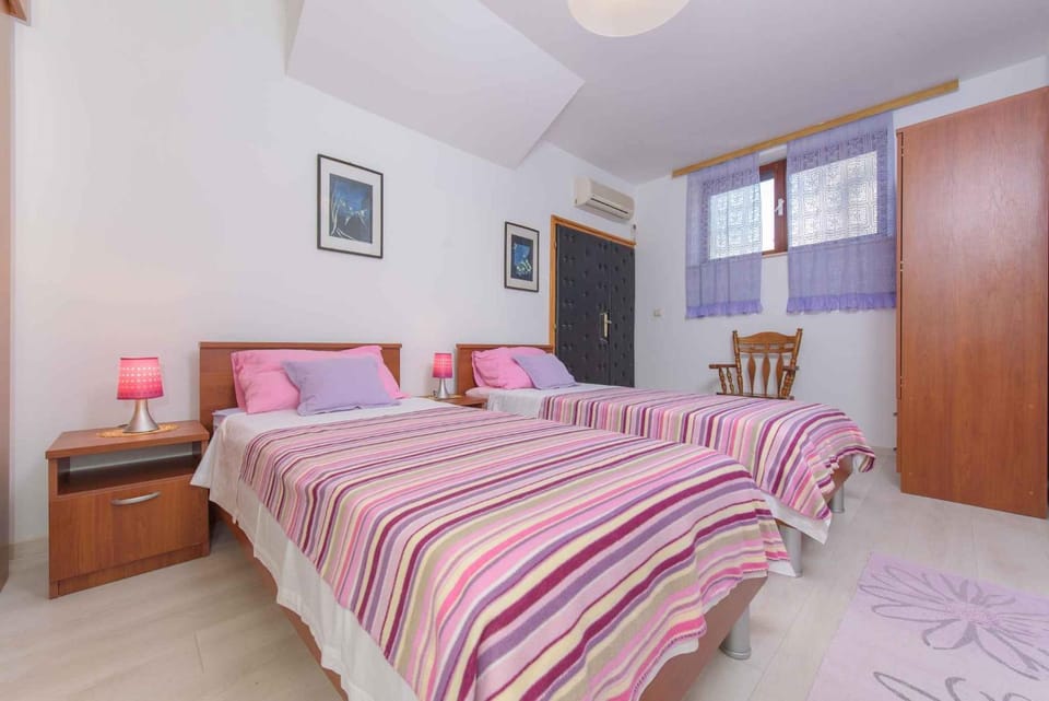 Bedroom, air conditioner
