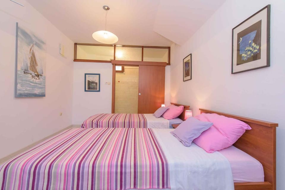 Bedroom, air conditioner