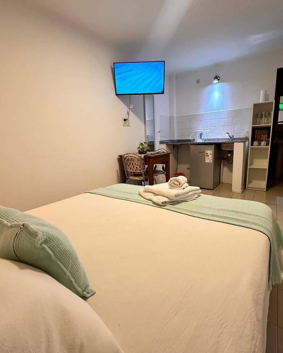 Bed, TV and multimedia, Photo of the whole room
