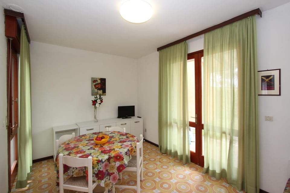 TV and multimedia, Kitchen or kitchenette, Living room, Dining area