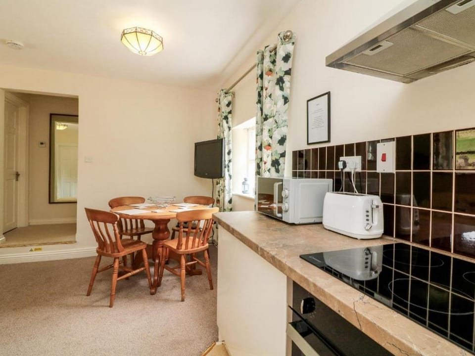 Kitchen or kitchenette, Dining area, kitchen