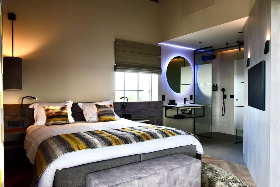 Bed, TV and multimedia, Bedroom