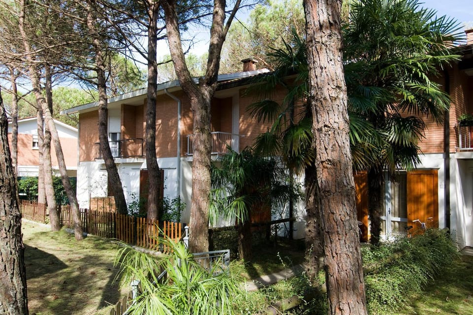 Property building, Facade/entrance, Garden, Garden view