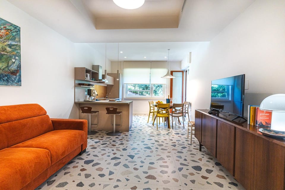 Kitchen or kitchenette, Lounge or bar, Dining area