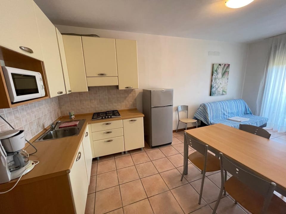 Kitchen or kitchenette, Dining area, minibar, stove