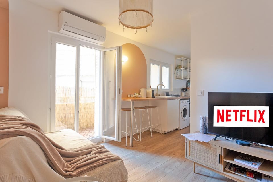TV and multimedia, Living room, Seating area, air conditioner