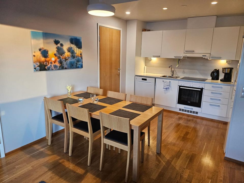 Dining area, kitchen