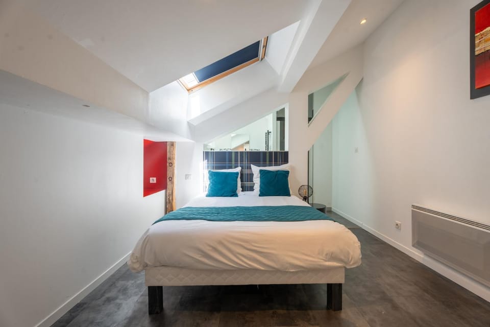 Bed, Photo of the whole room, Bedroom
