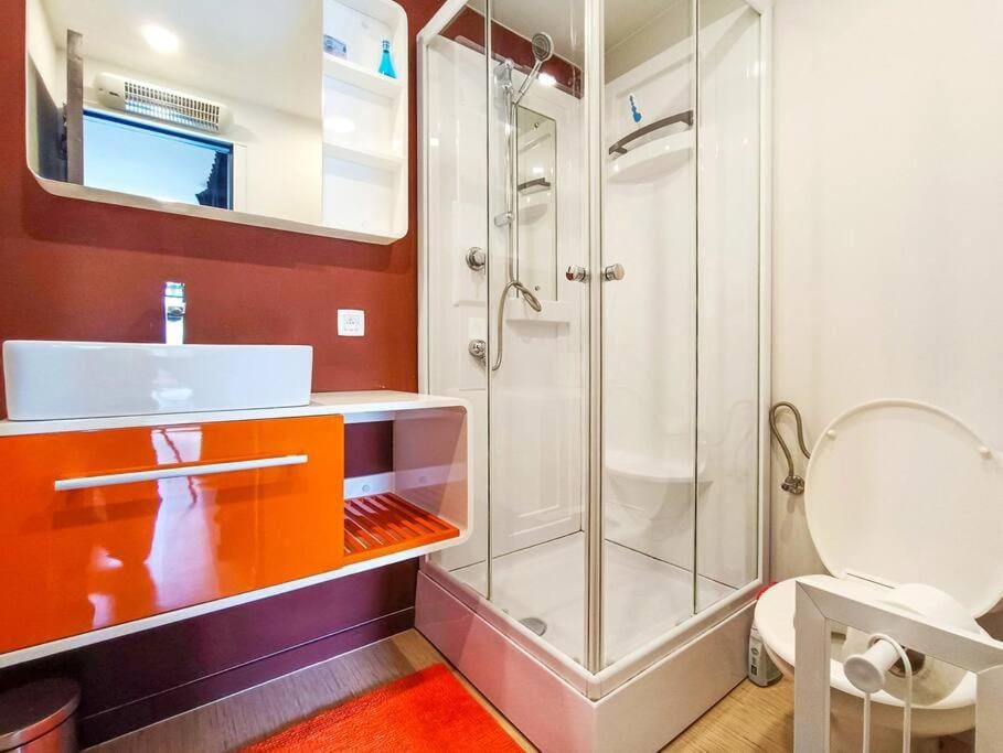 Shower, Toilet, Bathroom