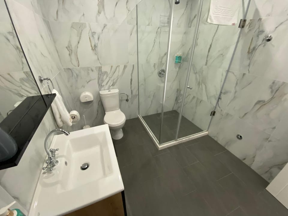 Shower, Toilet, Bathroom, towels